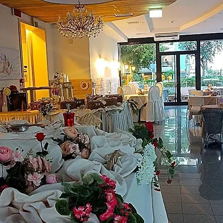 Garisenda Sul Lungomare B&brunch 3* Риччоне